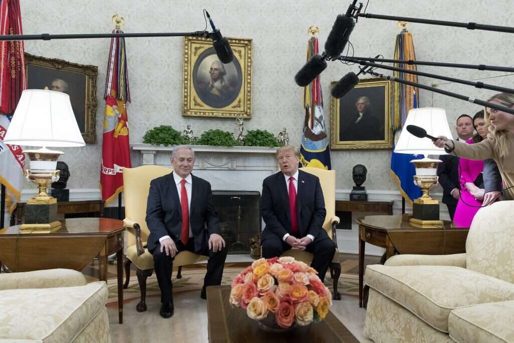 נתניהו והנשיא טראמפ בחדר הסגלגל לפני החתימה על ההכרה ברמת הגולן. | EPA