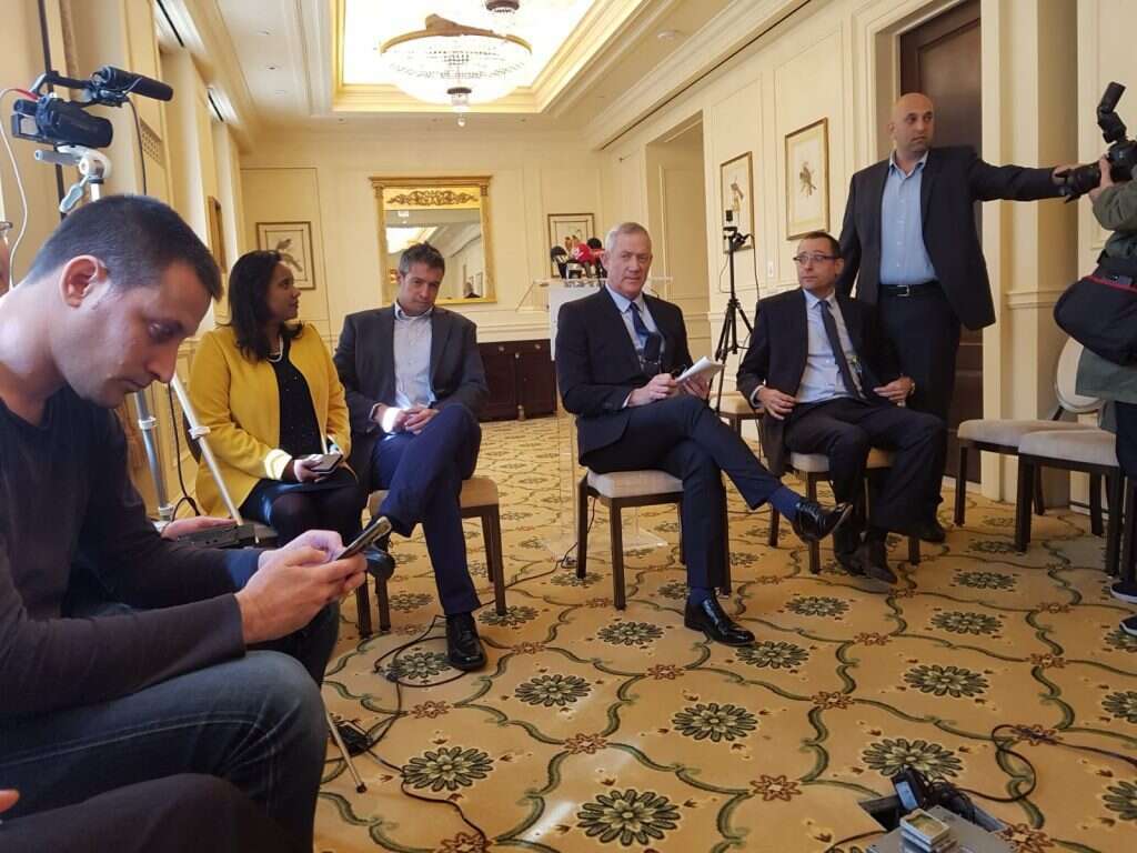 גנץ במפגש עם עיתונאים בוושינגטון. | שירית אביטן כהן