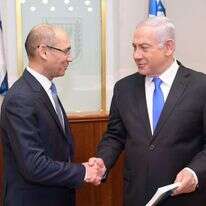 פרופ' ירון מעביר לנתניהו את דו"ח בנק ישראל לשנת 2018. | עמוס בן גרשום לע"מ