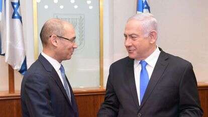 פרופ' ירון מעביר לנתניהו את דו"ח בנק ישראל לשנת 2018. | עמוס בן גרשום לע"מ