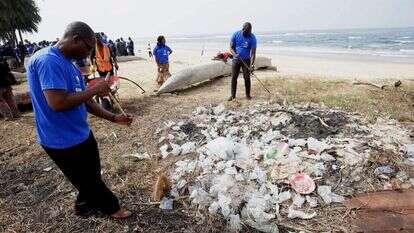 מבצע לניקוי אשפת פלסטיק וזבל בחוף. | EPA מבצע לניקוי אשפת פלסטיק וזבל בחוף. | EPA