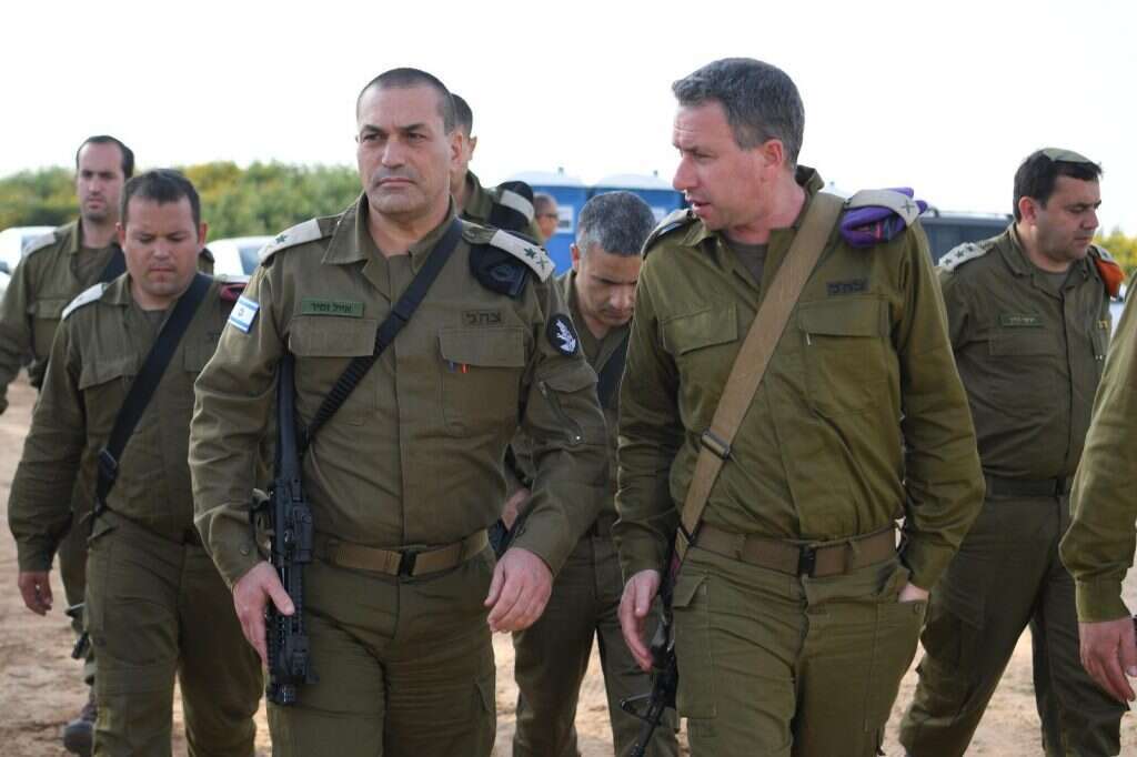 אייל זמיר כסגן הרמטכ"ל (במרכז) בסיור ליד קו הגדר, אתמול. | דו"צ