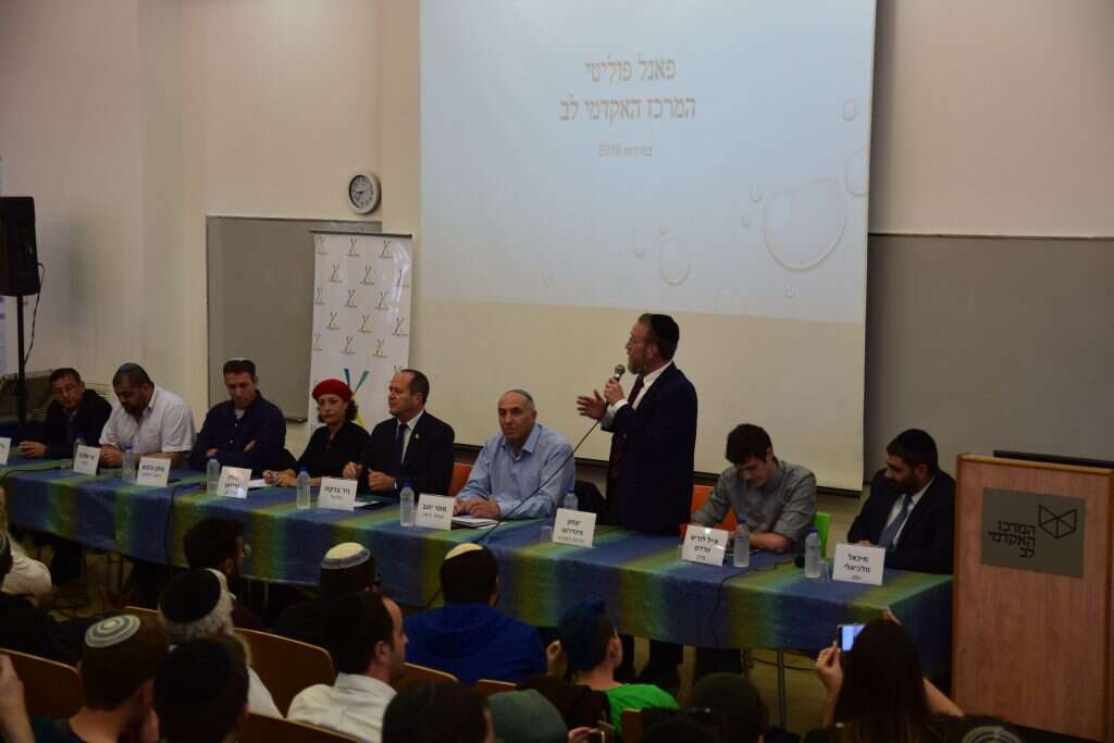 פינדרוס וחבריו לפאנל. | עמנואל גרסטל