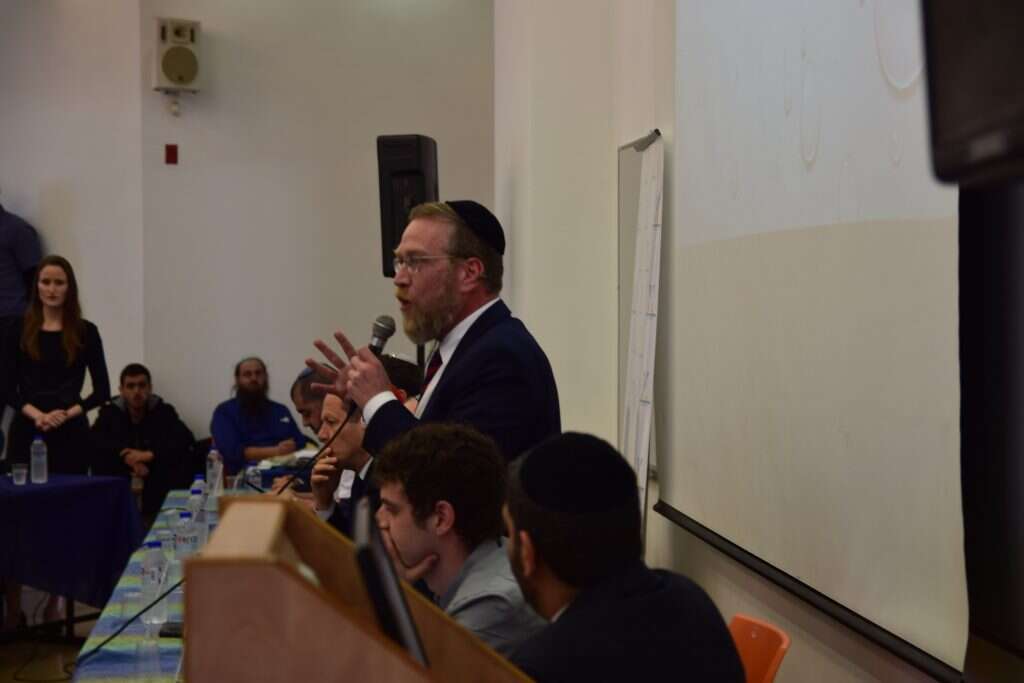 יצחק פינדרוס מדבר בפאנל. | עמנואל גרסטל