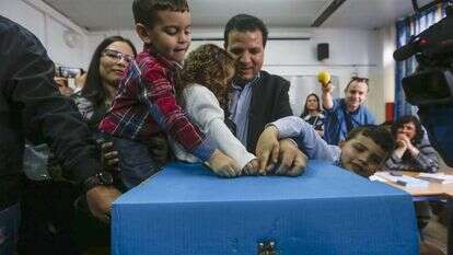 אימן עודה מצביע בבחירות 2015. | EPA