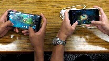 מיומנויות הולכות לאיבוד בגלל שימוש יתר בסמארטפון. | אילוסטרציה: EPA