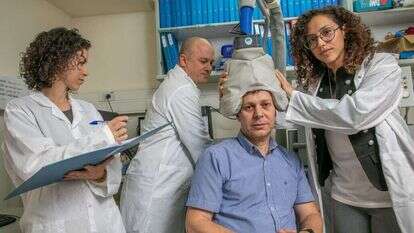 מימין: מעיין הראל, פרופ' אברהם צנגן וד"ר אורי אלינגון. | יוסי אלוני