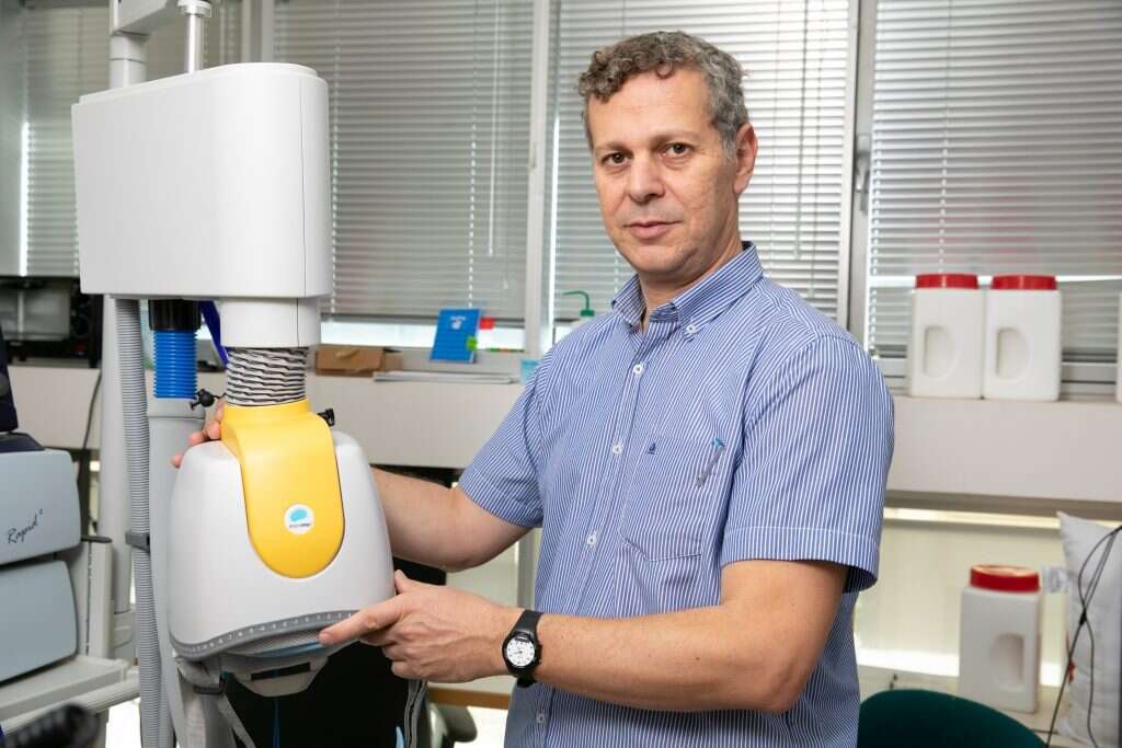 "באתי ממשפחה של רופאים, אבל רציתי מילדות להיות חוקר". פרופ' אברהם צנגן והקסדה. | יוסי אלוני