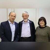 הזוג ארנטל עם השר בנט. | דוברות משרד החינוך