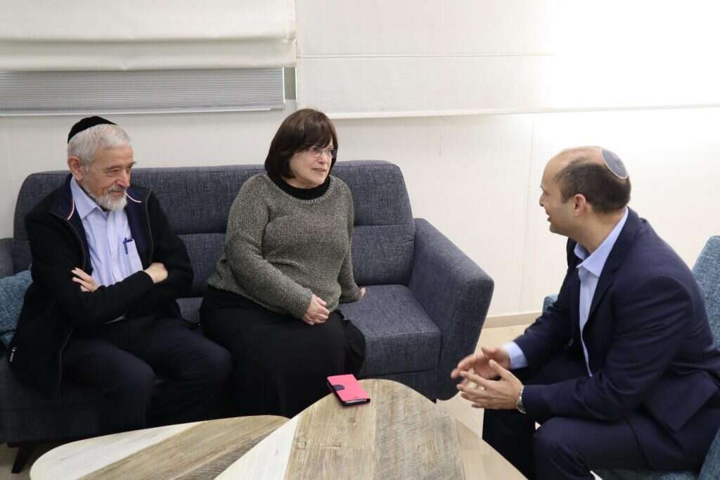 הזוג ארנטל עם השר בנט. | דוברות משרד החינוך