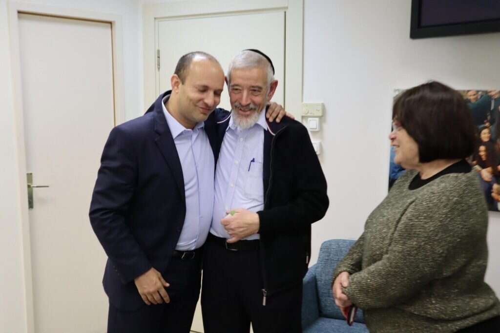 הזוג ארנטל עם השר בנט. | דוברות משרד החינוך