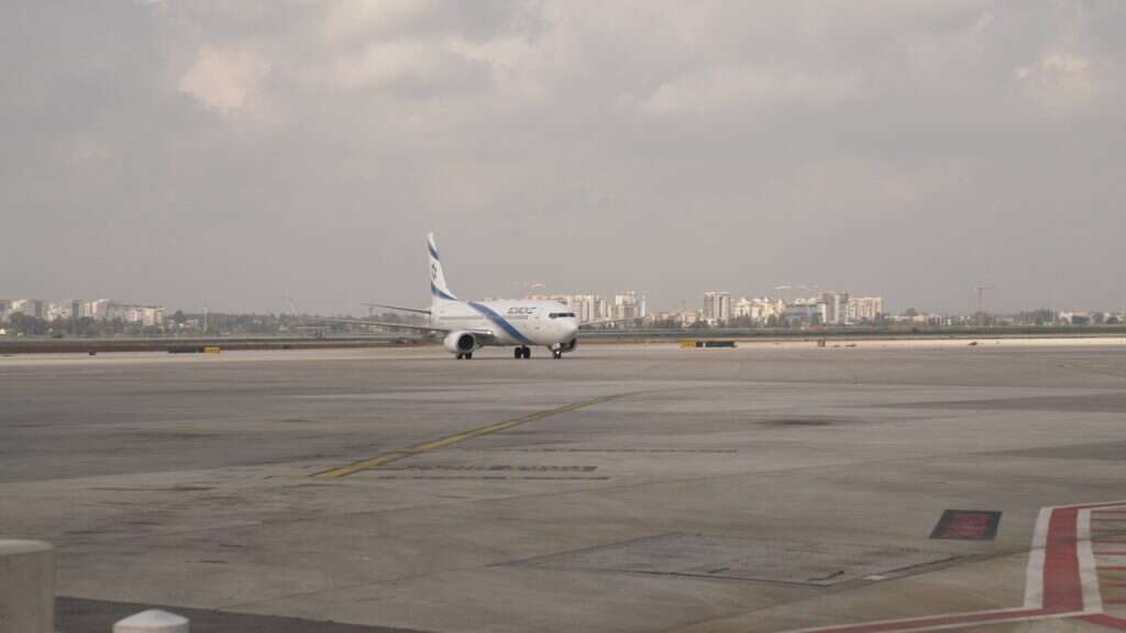 מטוס אלעל שהביא ארצה את גופתו של זכריה באומל ז''ל. | דובר צה''ל