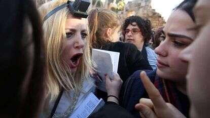 עימות ברחבת הכותל בין 'נשות הכותל' לציבור החרדי. | AFP עימות ברחבת הכותל בין 'נשות הכותל' לציבור החרדי. | AFP