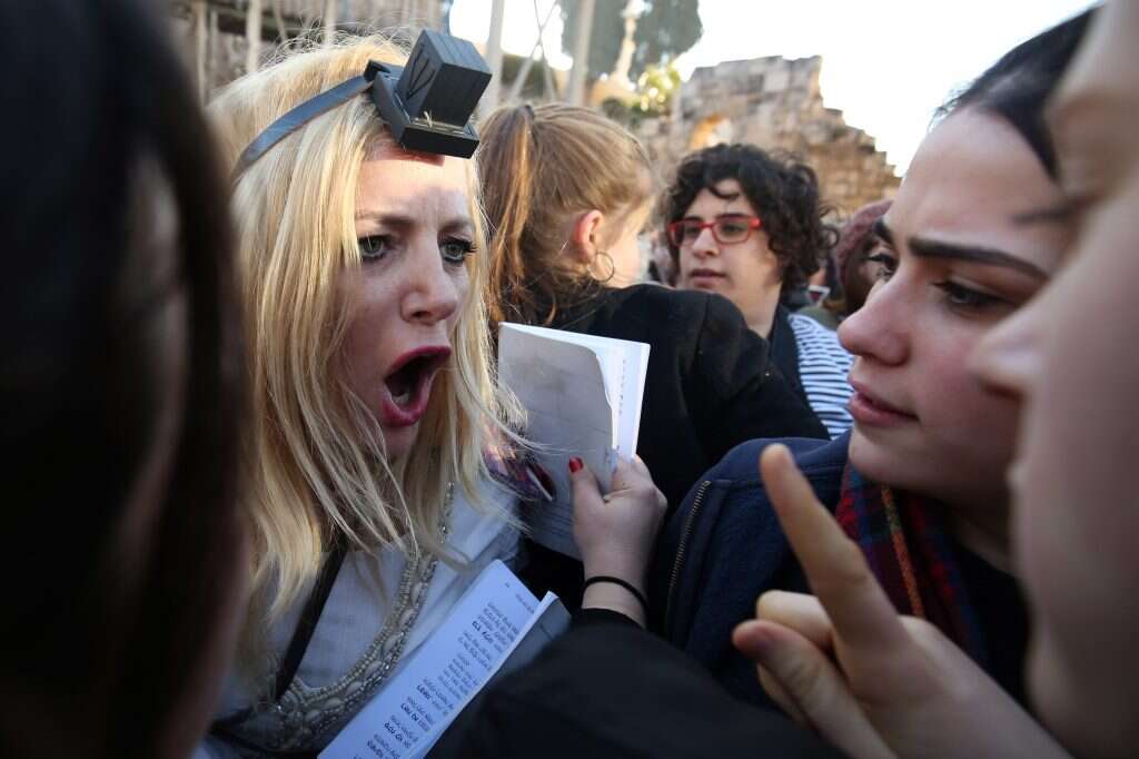 עימות ברחבת הכותל בין 'נשות הכותל' לציבור החרדי. | AFP עימות ברחבת הכותל בין 'נשות הכותל' לציבור החרדי. | AFP