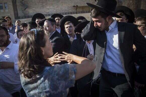 עימות ברחבת הכותל בין 'נשות הכותל' לצעירים חרדים. | הדס פרוש, פלאש 90