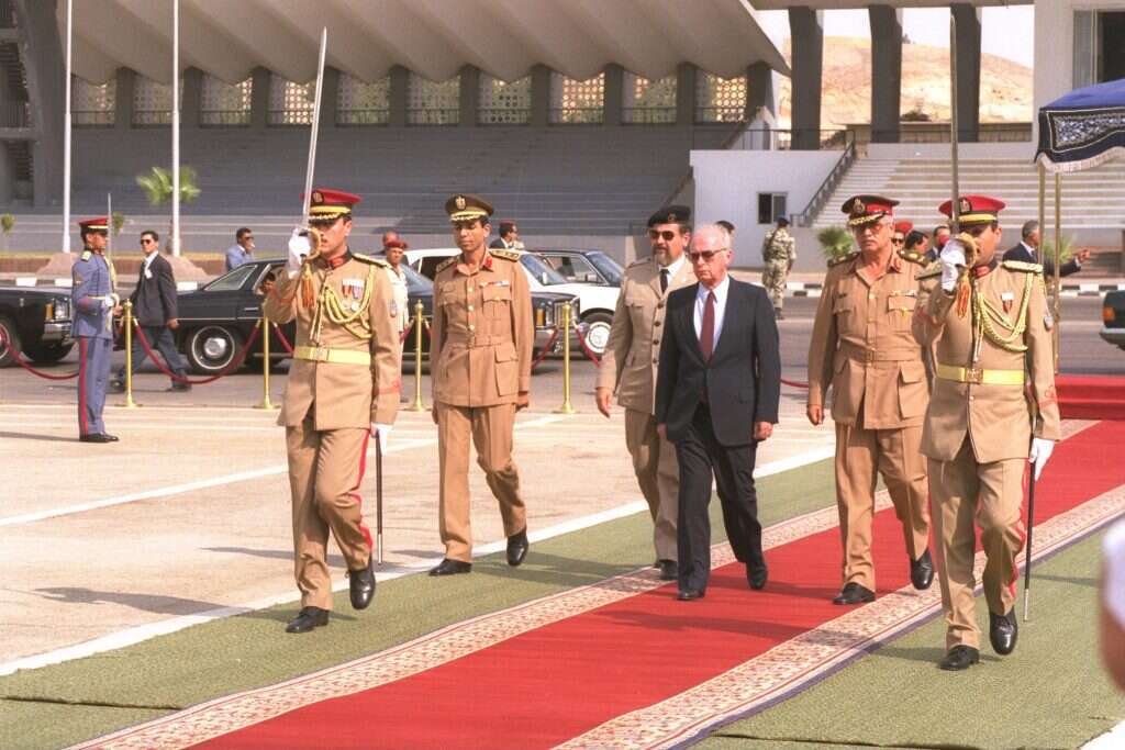 "התקבל בחביבות, למרות שידעו שאת התבוסה שלהם ב־ 67 ' הם חבים לו". רבין בביקור במצרים, 1992. | צביקה ישראלי - לע"מ
