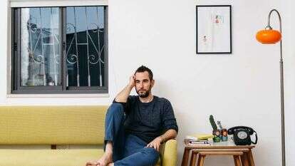 "כולנו נדרסים תחת גלגלי העידן המהיר". עמית נויפלד. | אבישג שאר־ישוב