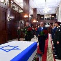 נתניהו והרמטכ"ל הרוסי גרסימוב לצד הארון שבתוכו שרידי חפציו של באומל. | קובי גדעון לע"מ