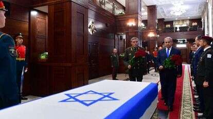 נתניהו והרמטכ"ל הרוסי גרסימוב לצד הארון שבתוכו שרידי חפציו של באומל. | קובי גדעון לע"מ