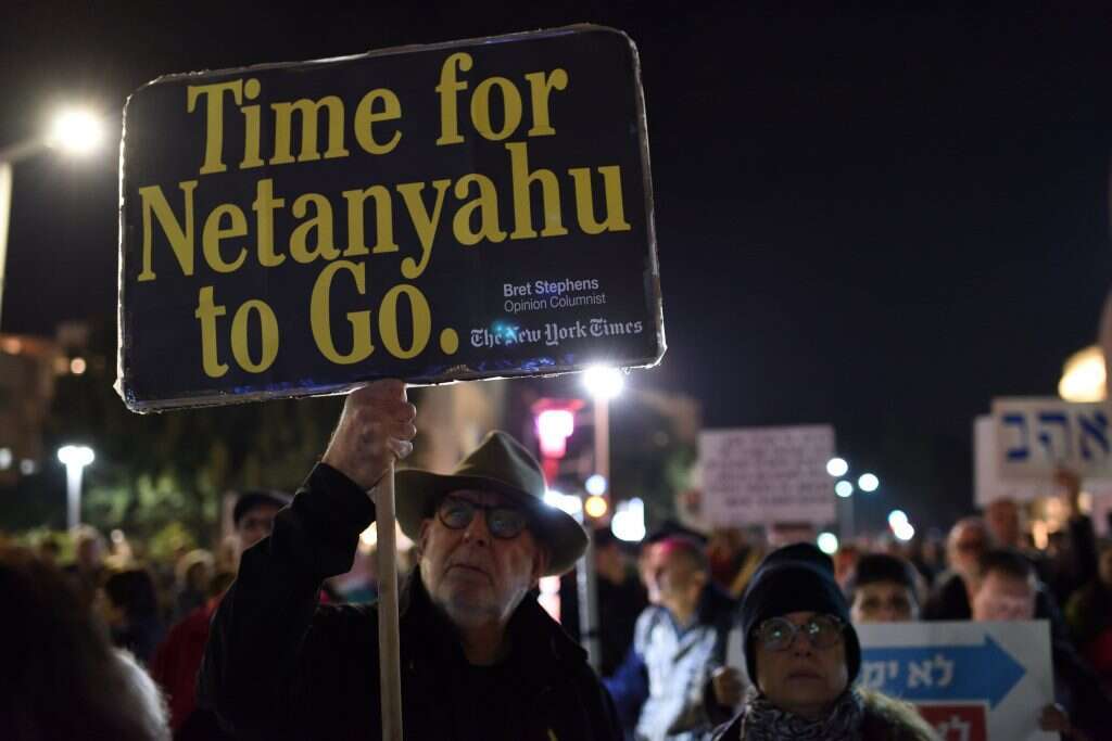 "זה זמנו של נתניהו לעזוב". כותרת מאמרו של סטיבנס מתנוססת על שלט בהפגנה נגד השחיתות בתל־אביב. | גיל יערי, פלאש 90