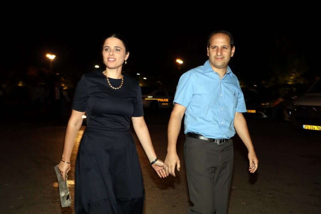 ביקורתי ומרבה לייעץ. איילת שקד עם בעלה אופיר. | אמיר מאירי