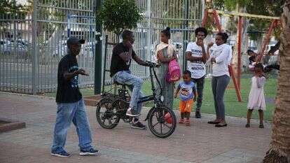 מסתננים בדרום תל־אביב. למצולמים אין קשר לנאמר בכתבה | יהושע יוסף מסתננים בדרום תל־אביב. למצולמים אין קשר לנאמר בכתבה | יהושע יוסף