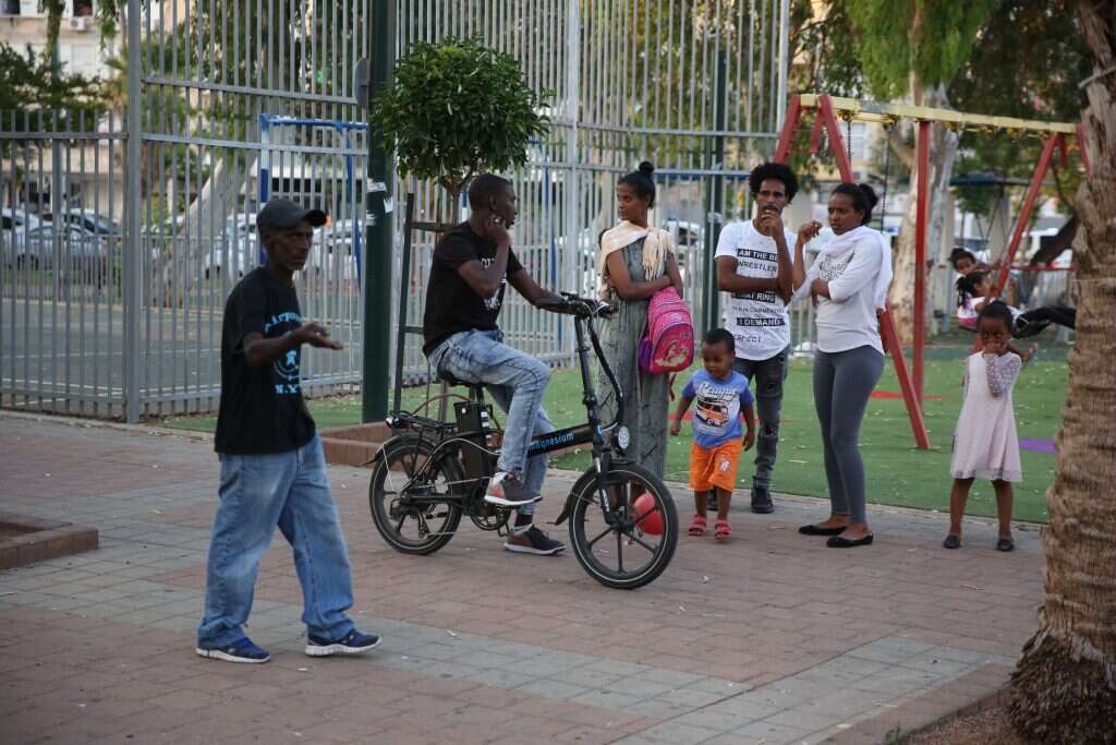 מסתננים בדרום תל־אביב. למצולמים אין קשר לנאמר בכתבה | יהושע יוסף