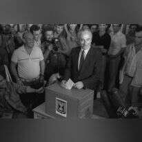 שמעון פרס מצביע בבחירות לכנסת ה-12. | אריק חרמוני