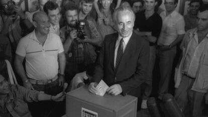 שמעון פרס מצביע בבחירות לכנסת ה-12. | אריק חרמוני