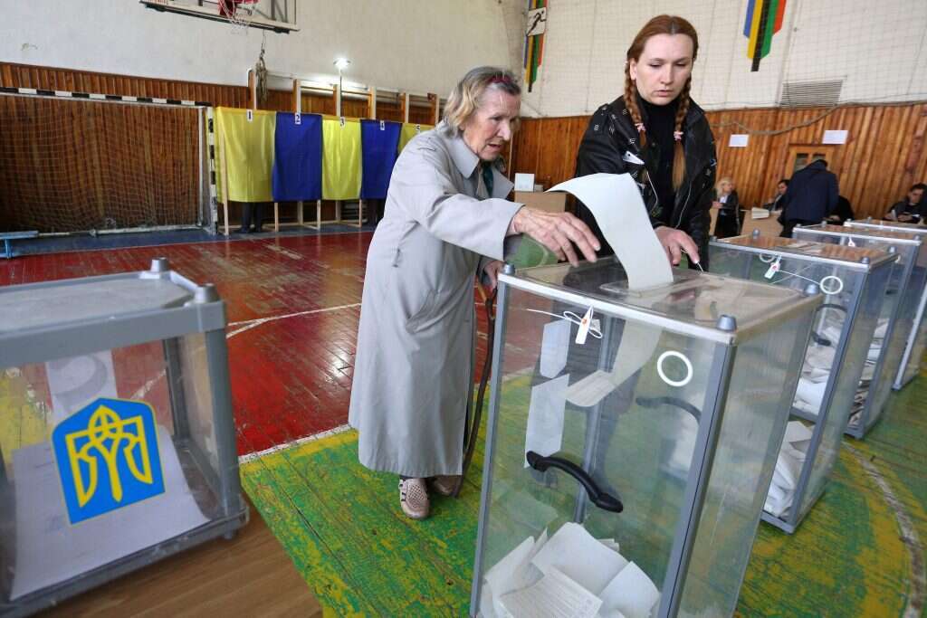 מצביעה בבחירות. | AFP