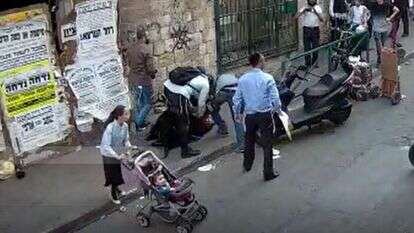 רגע התקיפה במאה שערים. | מתוך מצלמת האבטחה