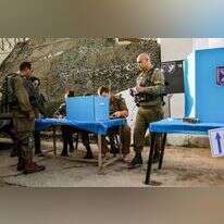חיילים מצביעים בקלפי צבאית במוצב ארז, עוטף עזה. | AFP