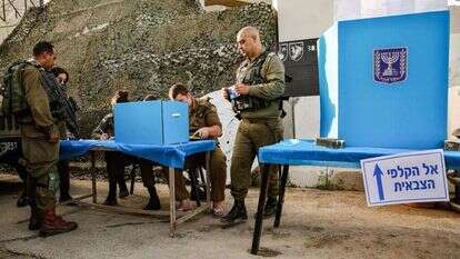 חיילים מצביעים בקלפי צבאית במוצב ארז, עוטף עזה. | AFP חיילים מצביעים בקלפי צבאית במוצב ארז, עוטף עזה. | AFP