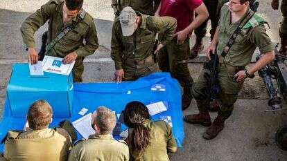 חיילים מצביעים בבחירות לכנסת. ארכיון | AFP חיילים מצביעים בבחירות לכנסת. ארכיון | AFP