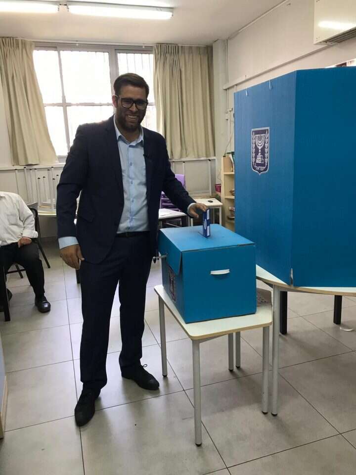 אורן חזן מצביע