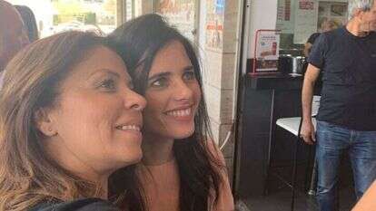 השרה שקד עם מעריצה