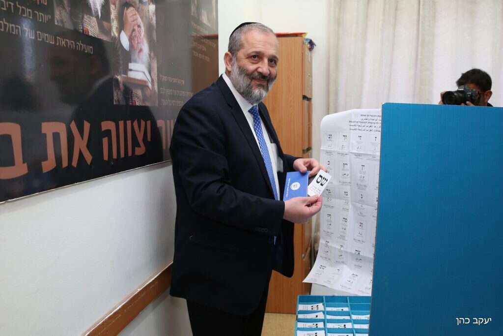 יו"ר ש"ס השר אריה דרעי מצביע בקלפי בהר נוף. | יעקב כהן