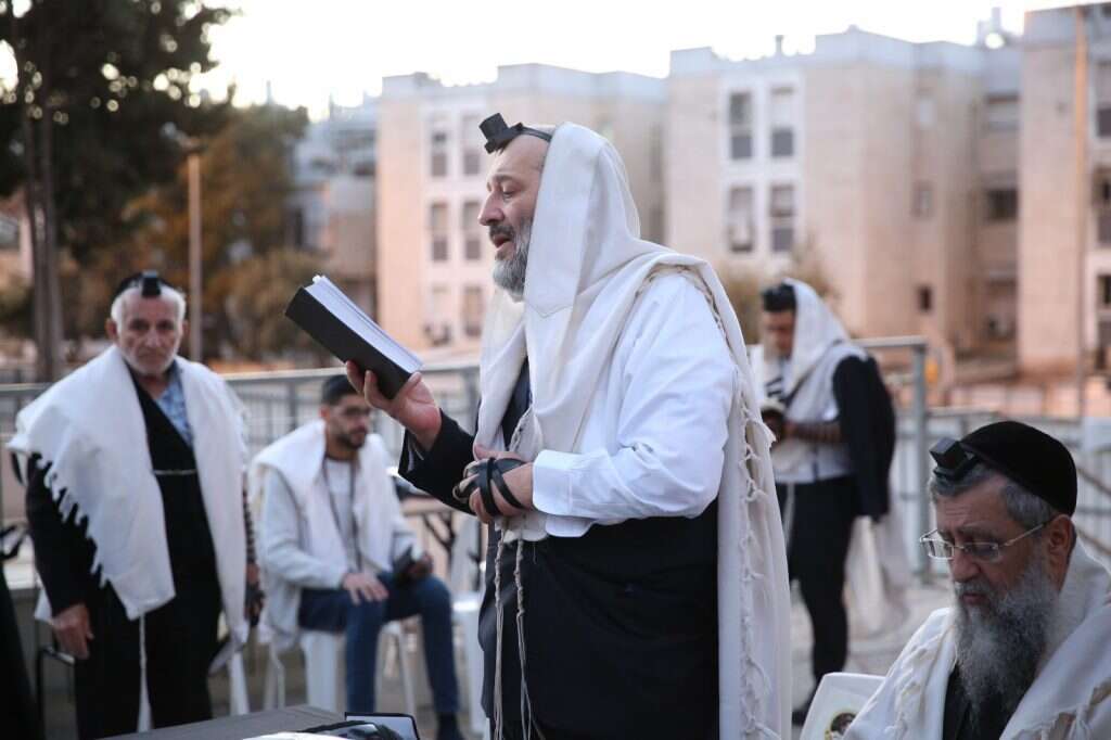 אריה דרעי בתפילת שחרית ליד קברו של הרב עובדיה יוסף. | יעקב כהן