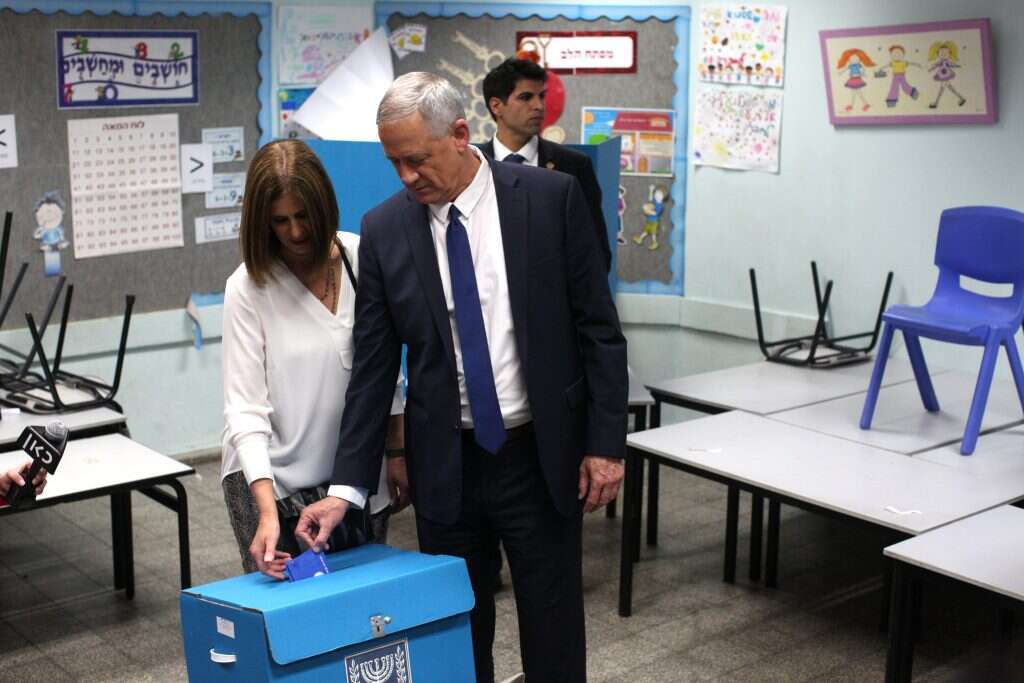 יו"ר כחול לבן בני גנץ מצביע. | אבישג שאר-ישוב