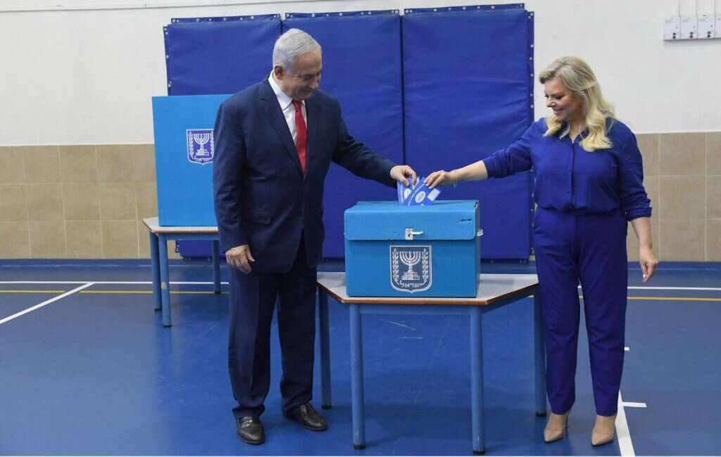 בני הזוג נתניהו מצביעים. | חיים צח, לע''מ