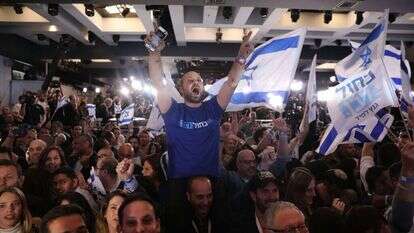 חגיגות במטה כחול לבן. | EPA חגיגות במטה כחול לבן. | EPA