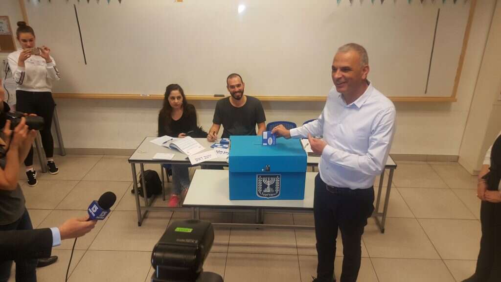 משה כחלון מצביע. | יאיר קראוס משה כחלון מצביע. | יאיר קראוס