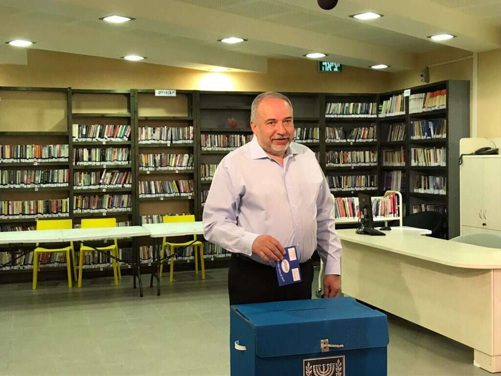 אביגדור ליברמן מצביע אביגדור ליברמן מצביע