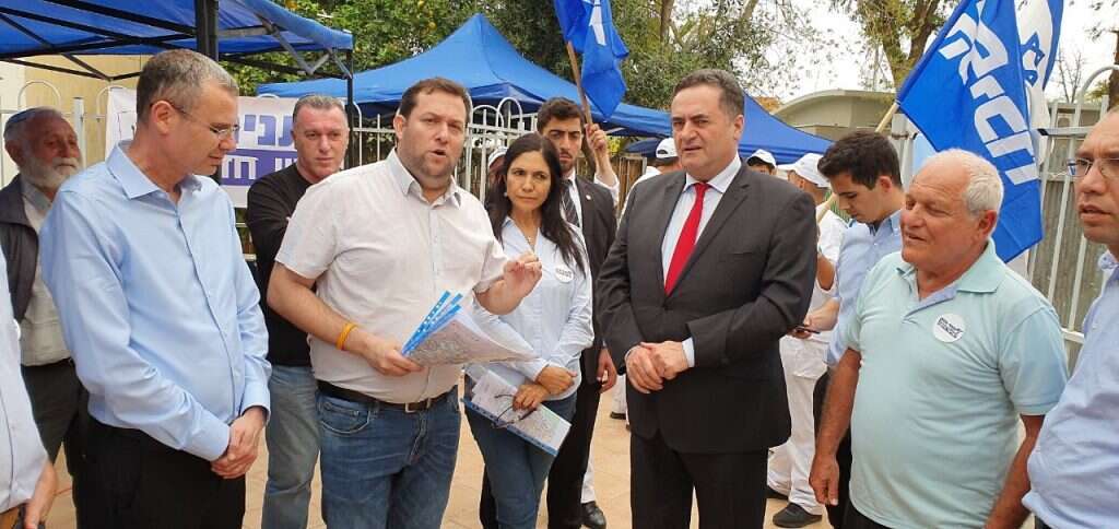 שרי הליכוד עוברים מדלת לדלת כדי לשכנע מצביעים לצאת אל הקלפי. | מטה השומרון