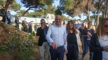 משה כחלון ורעייתו מלווים בתומכים הנלהבים. | יאיר קראוס משה כחלון ורעייתו מלווים בתומכים הנלהבים. | יאיר קראוס