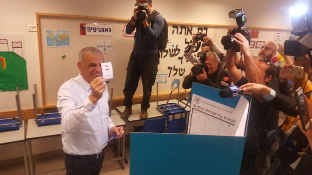 יו"ר כולנו משה כחלון מנופף בפתק. | יאיר קראוס