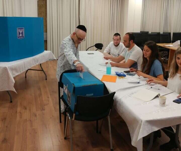 הקלפי בבית החולים שערי צדק. | דוברות שערי צדק