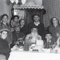 ליל הסדר במשפחת חכם יצחק תרונישווילי. סוחומי, גיאורגיה 1959. מתוך "הגדת המנהגים" שראתה אור לאחרונה בהוצאת קורן. המרכז לתיעוד חזותי ע"ש אוסטר, בית התפוצות. באדיבות פאניה תרונישווילי