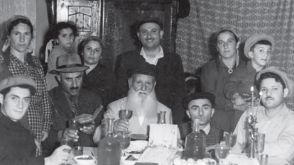 ליל הסדר במשפחת חכם יצחק תרונישווילי. סוחומי, גיאורגיה 1959. מתוך "הגדת המנהגים" שראתה אור לאחרונה בהוצאת קורן. המרכז לתיעוד חזותי ע"ש אוסטר, בית התפוצות. באדיבות פאניה תרונישווילי ליל הסדר במשפחת חכם יצחק תרונישווילי. סוחומי, גיאורגיה 1959. מתוך "הגדת המנהגים" שראתה אור לאחרונה בהוצאת קורן. המרכז לתיעוד חזותי ע"ש אוסטר, בית התפוצות. באדיבות פאניה תרונישווילי