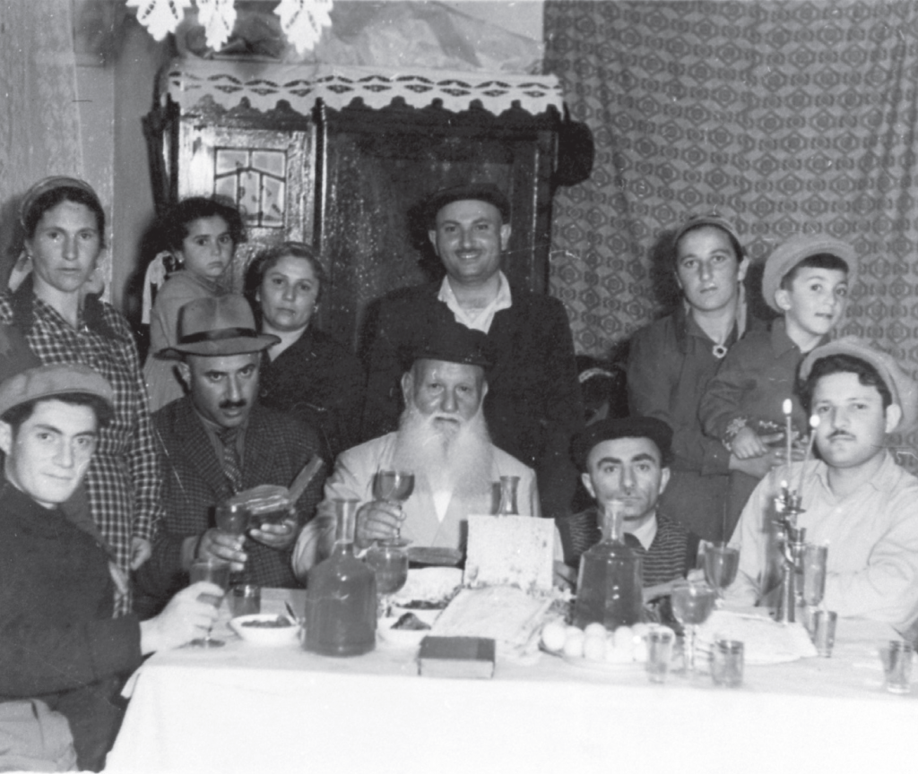 ליל הסדר במשפחת חכם יצחק תרונישווילי. סוחומי, גיאורגיה 1959. מתוך "הגדת המנהגים" שראתה אור לאחרונה בהוצאת קורן. המרכז לתיעוד חזותי ע"ש אוסטר, בית התפוצות. באדיבות פאניה תרונישווילי